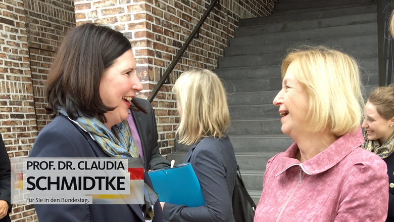 Prof. Dr. Claudia Schmidtke mit der Bundesministerin fr Bildung und Forschung, Prof. Dr. Johanna Wanka in Lbeck